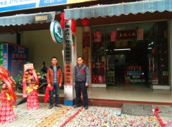 董事長和貴港分公司負(fù)責(zé)人合影